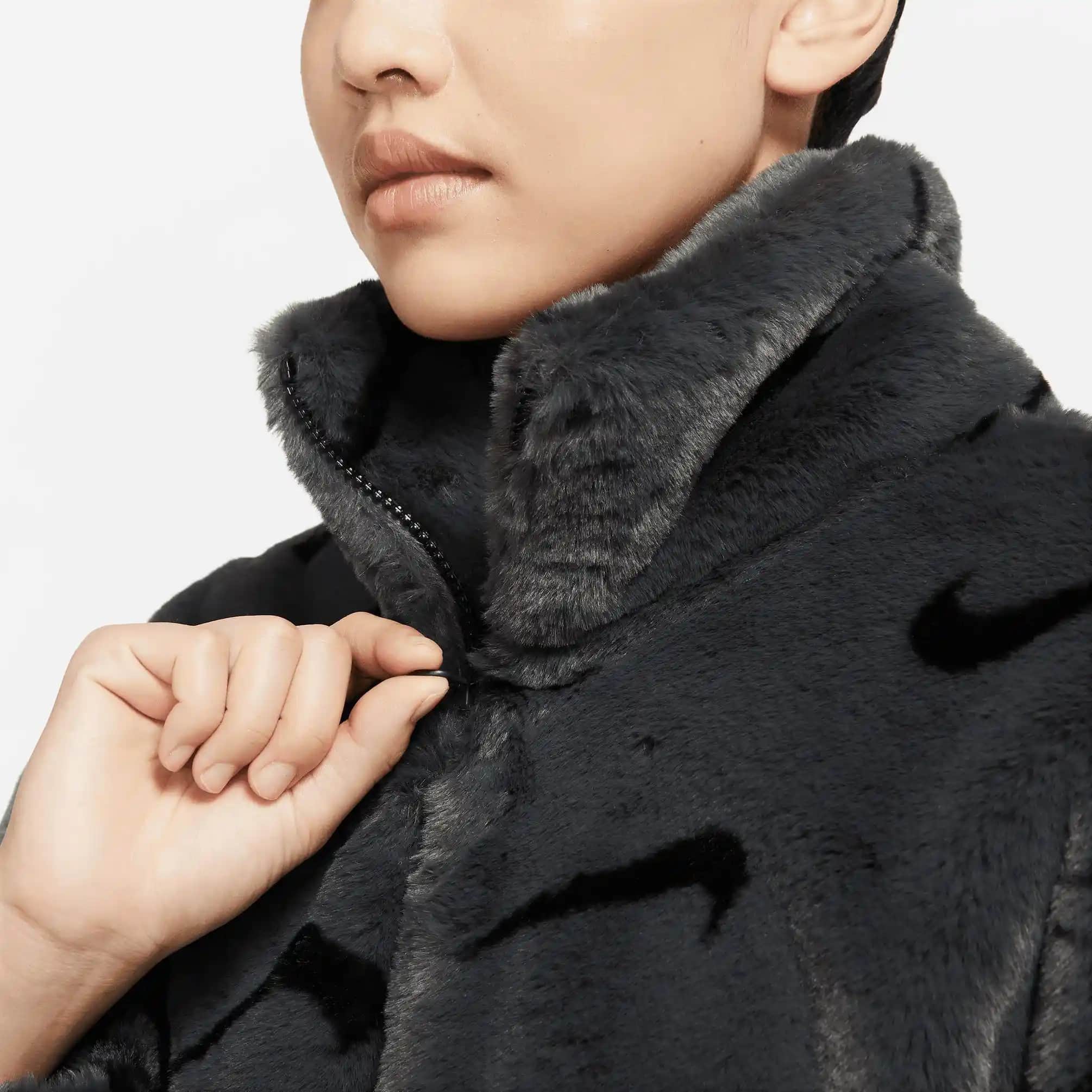 Nike Peluş Hırka: Konfor ve Şıklık Sunan Modern Kış Giyim Seçenekleri