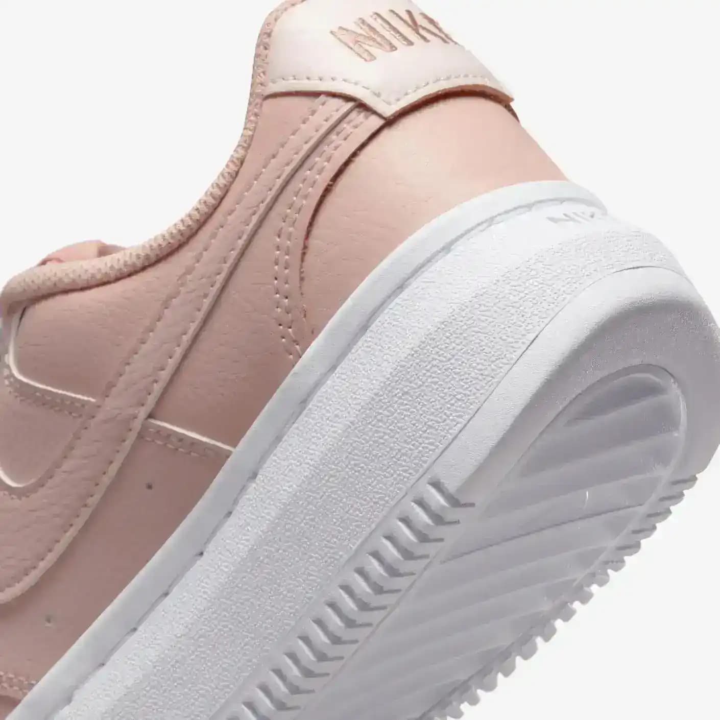 Nike Pembe Court Ayakkabıları: Şıklık ve Konforu Bir Arada Sunan Modern Tasarımlar