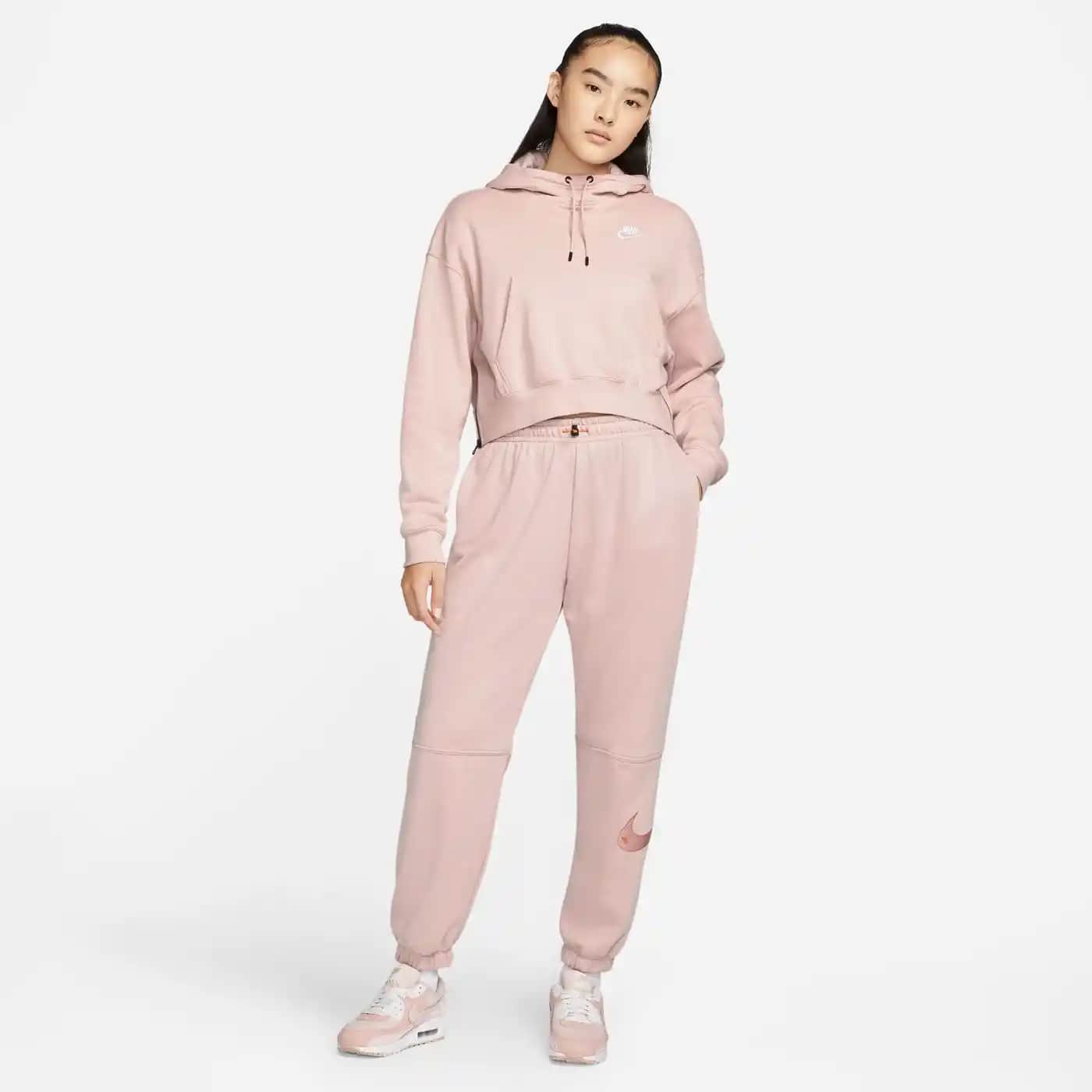 Nike Pembe Eşofmanlar: Kadınlar İçin Spor ve Günlük Şıklığın Modern Tercihi