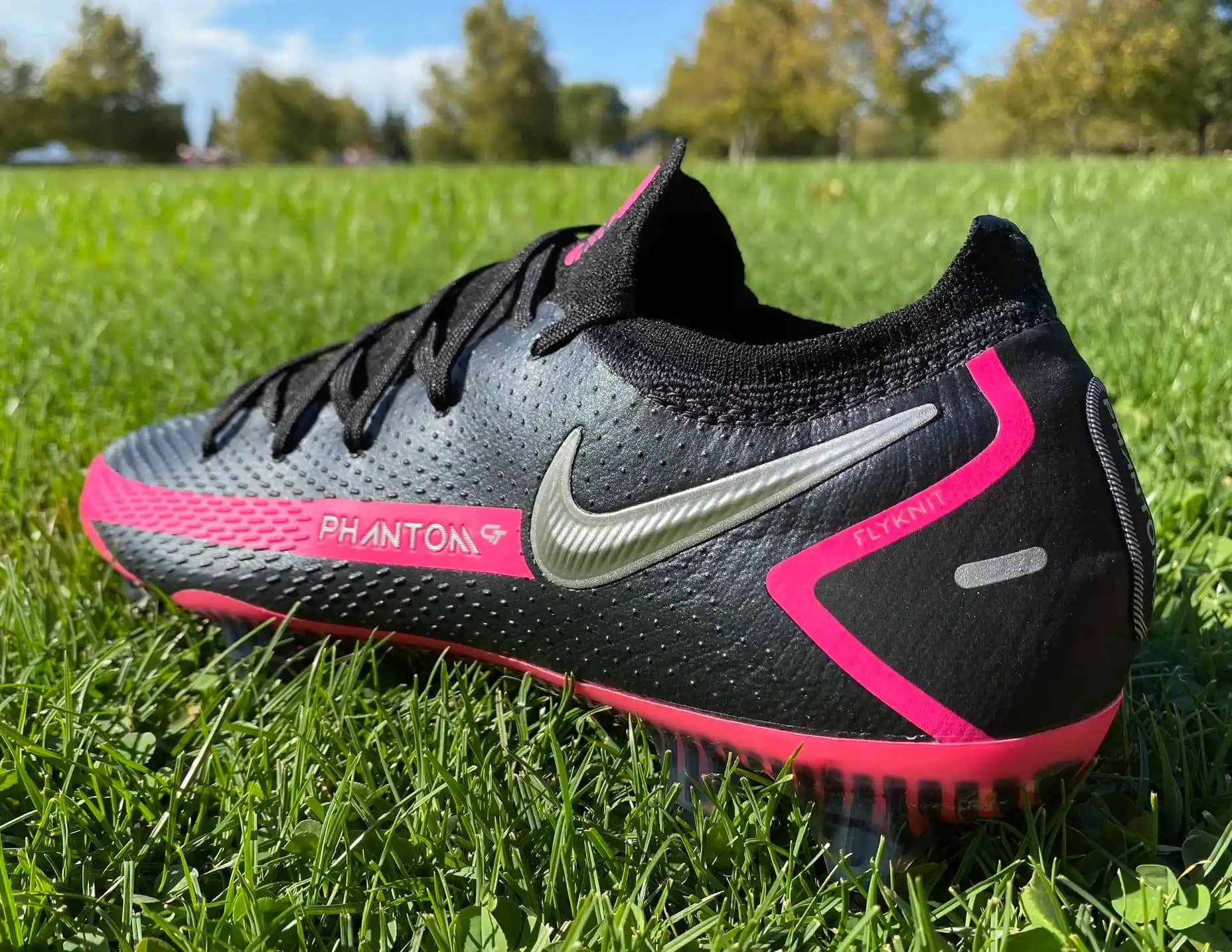 Nike Phantom GT: Modern Tasarımı ve Teknolojisiyle Futbolcuların Tercihi