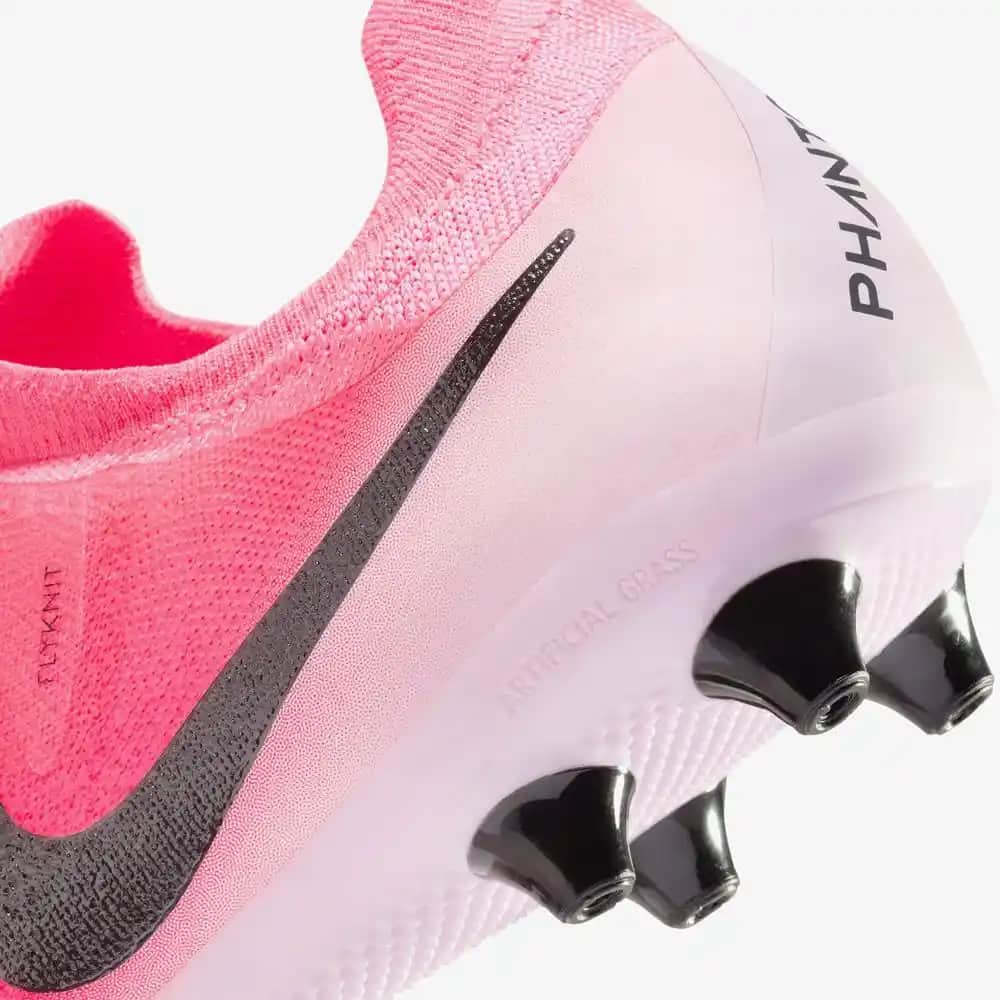 Nike Phantom Pembe Spor Ayakkabıları ile Sahada Hem Şıklık Hem Performans Yakalayın