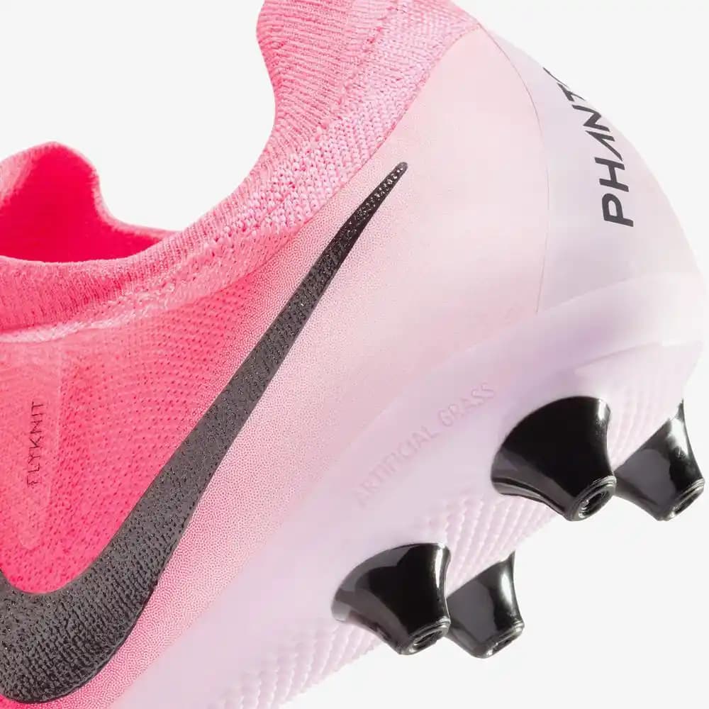 Nike Phantom Pembe Spor Ayakkabıları ile Sahada Hem Şıklık Hem Performans Yakalayın