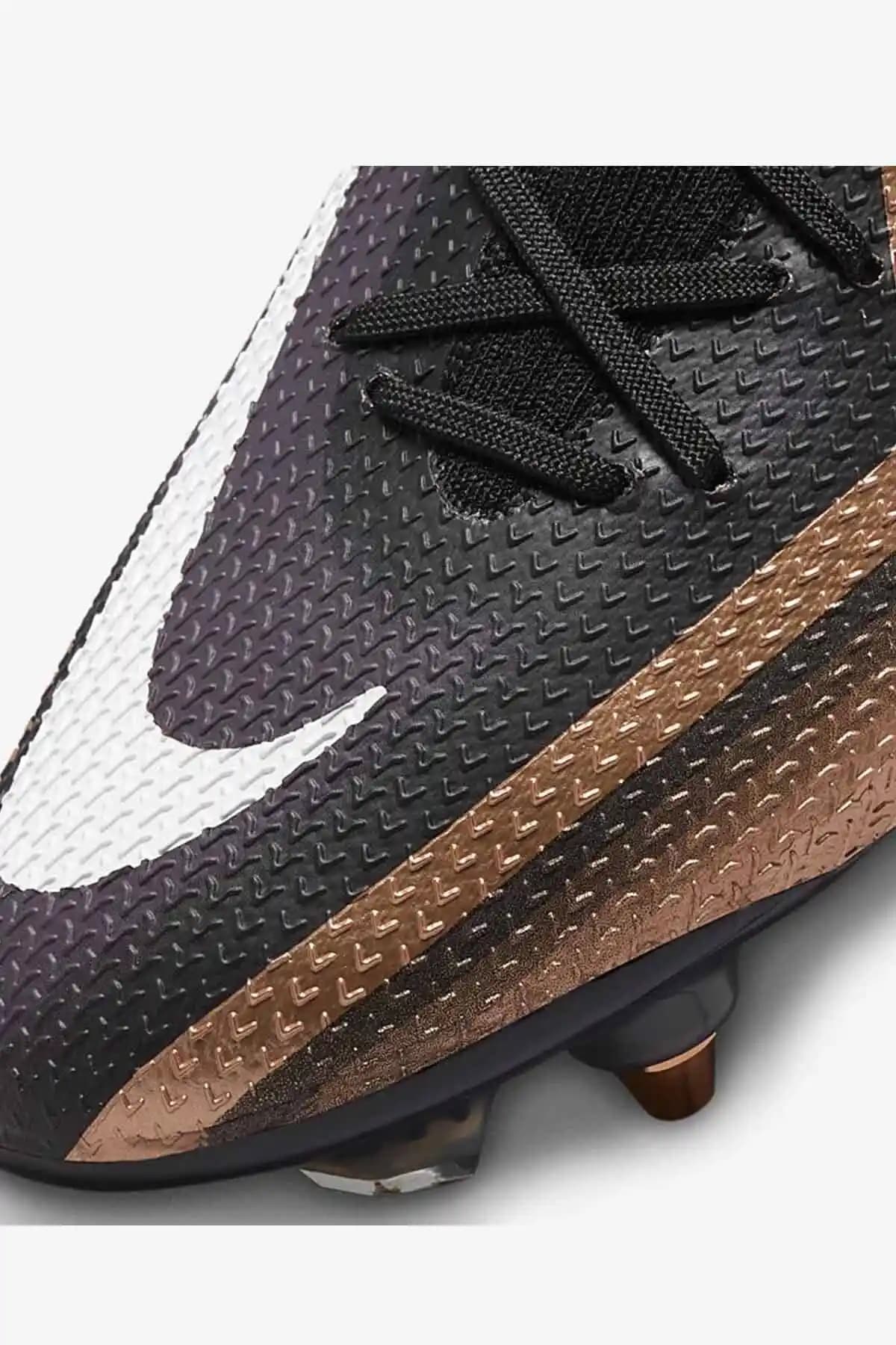 Nike Phantom Tam Pro: Profesyonel Futbolcular İçin Performans Artırıcı Ayakkabı