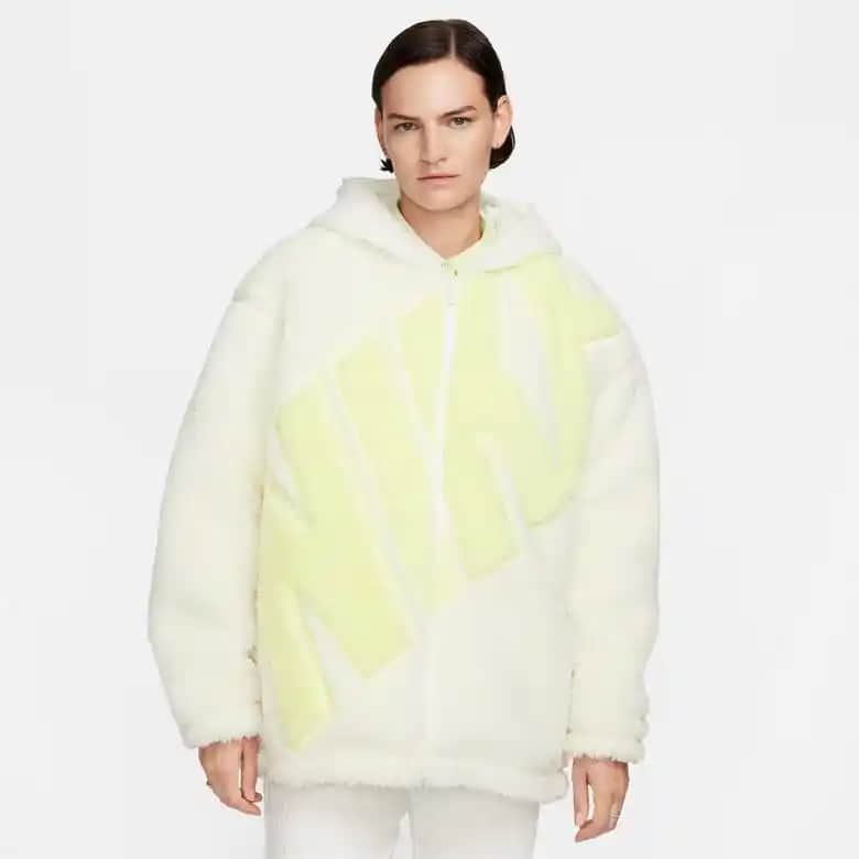 Nike Polar Mont: Kış Aylarında Şıklık ve Konfor Sunan Modern ve Fonksiyonel Mont Seçenekleri