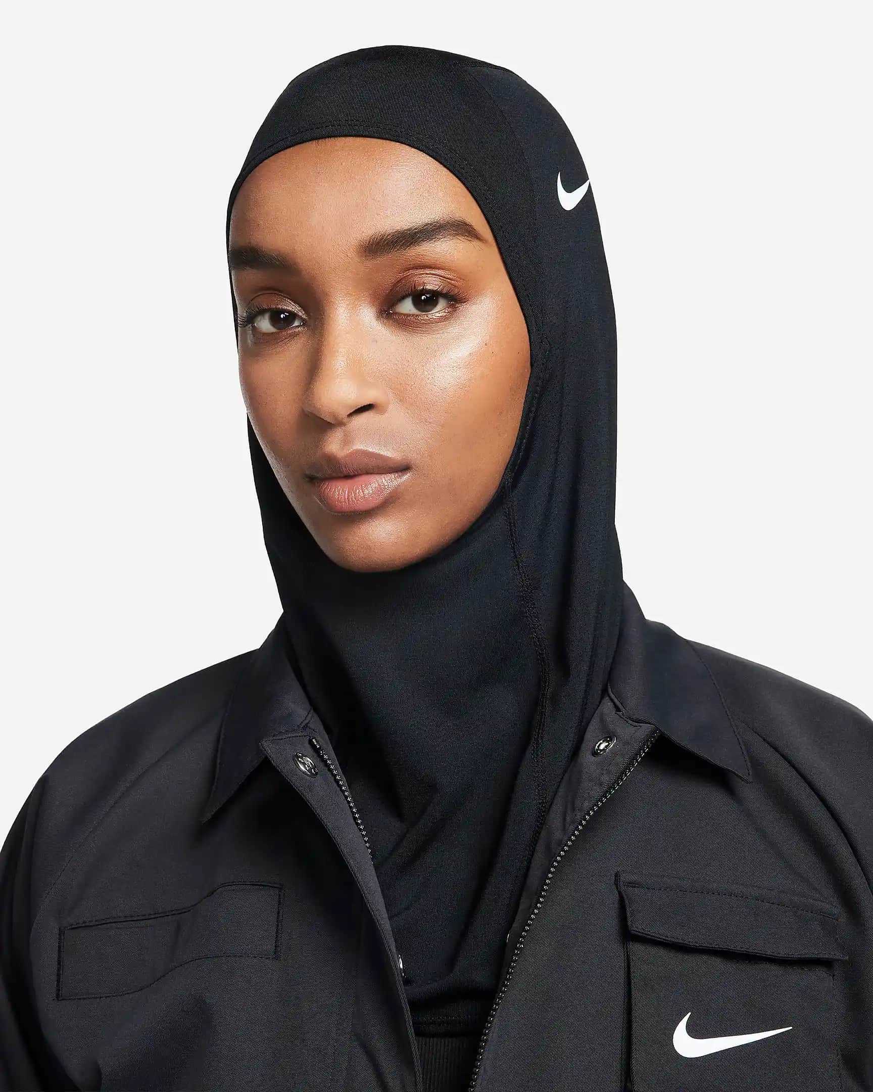 Nike Pro Hijab: Kadın Sporcular İçin Fonksiyonel ve Şık Spor Giyim Çözümü