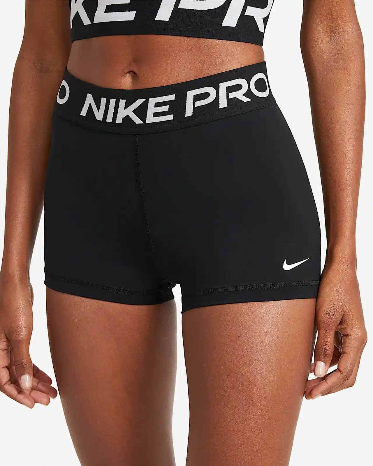 Nike Pro Şortları: Spor ve Günlük Hayatta Performans ve Şıklık Sunan Çok Yönlü Parçalar