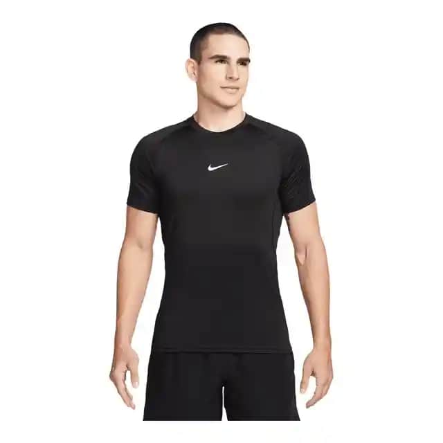 Nike Pro T-Shirt: Performans ve Şıklığı Bir Arada Sunan Modern Spor Giyim Parçası