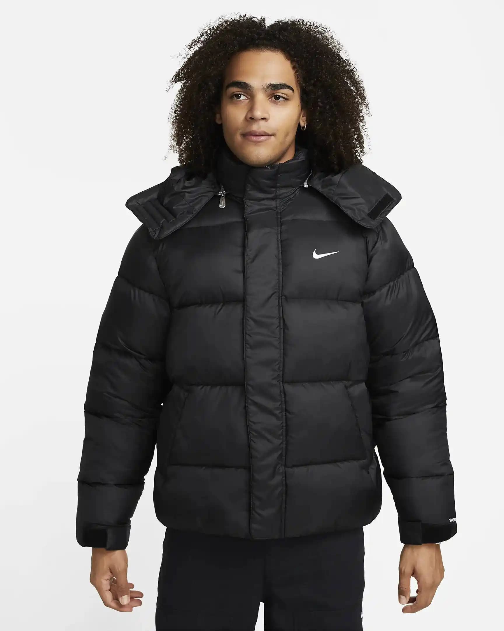 Nike Puffer Koleksiyonu: Modern Tasarımlarla Sıcak ve Şık Kış Montları