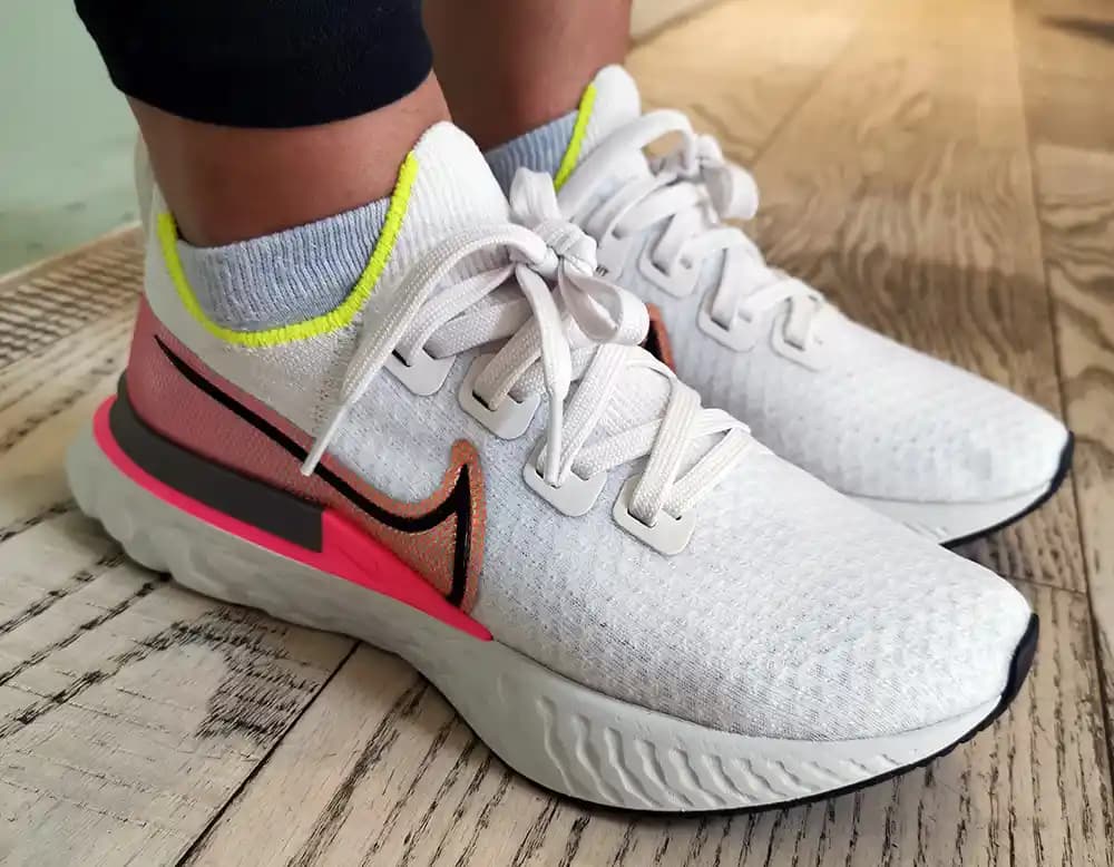 Nike React Flyknit: Yenilikçi Konfor ve Performans Sunan Modern Spor Ayakkabısı
