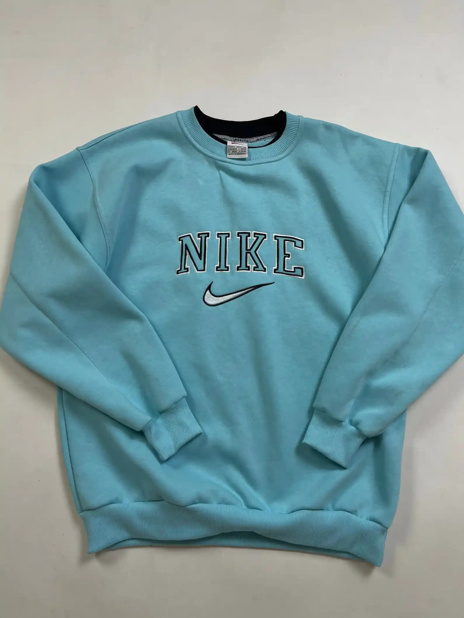 Nike Retro Sweatshirtleri: 90'lar Modasını Günümüze Taşıyan Şık ve Rahat Parçalar