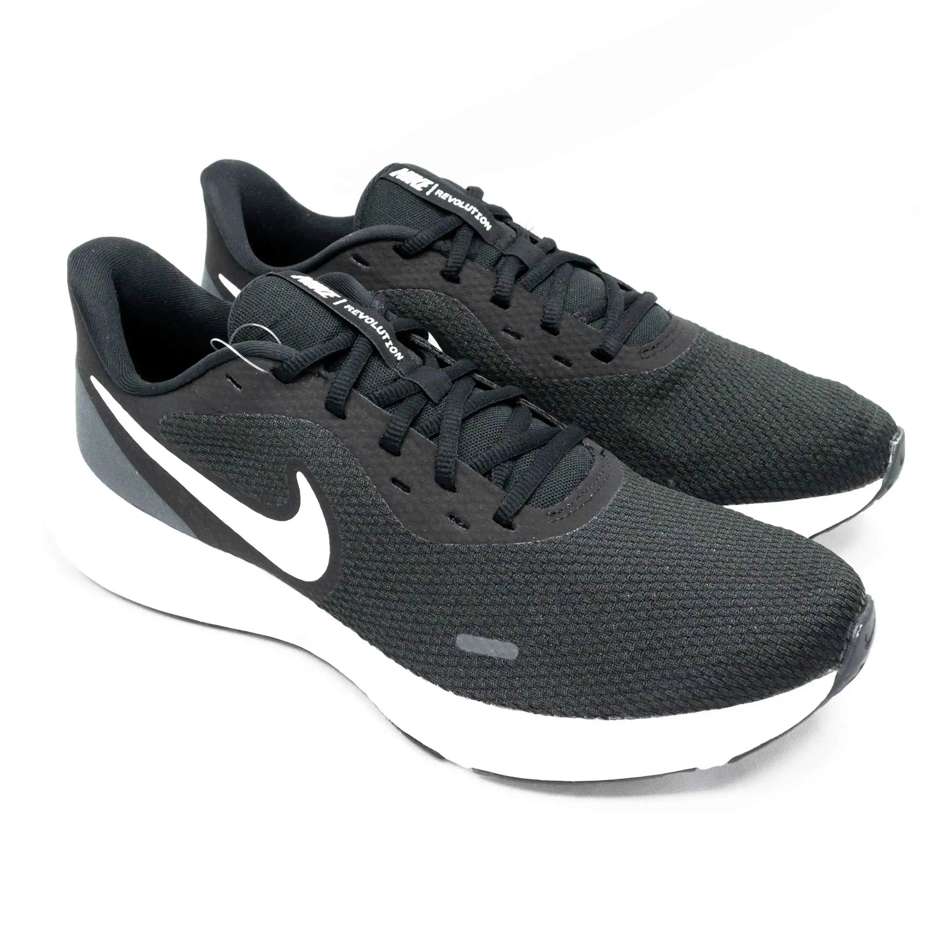 Nike Revolution 5 BQ3204: Modern Tasarım ve Konfor Sunan Spor Ayakkabı Modeli