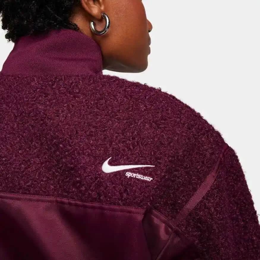 Nike Sherpa Mont ile Şıklık ve Konforu Bir Arada Sunan Kış Giyim Rehberi