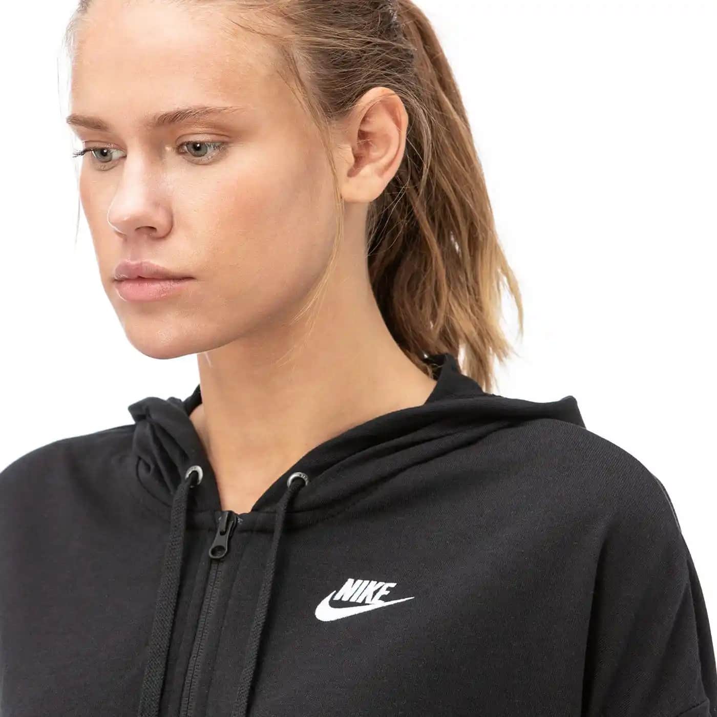 Nike Siyah Fermuarlı Sweatshirt ile Şıklık ve Rahatlığı Bir Arada Yakalayın