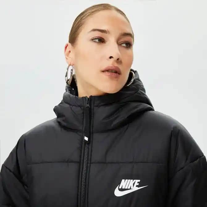 Nike Siyah Mont: Şıklık ve Fonksiyonellik Sunan Modern Kış Giyim Parçası