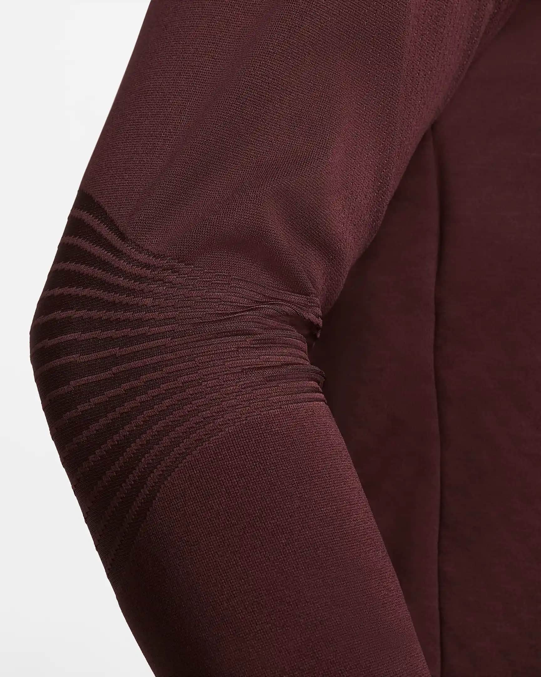 Nike Strike Winter Warrior: Kış Aylarında Konfor ve Koruma Sunan Yenilikçi Spor Aksesuarları