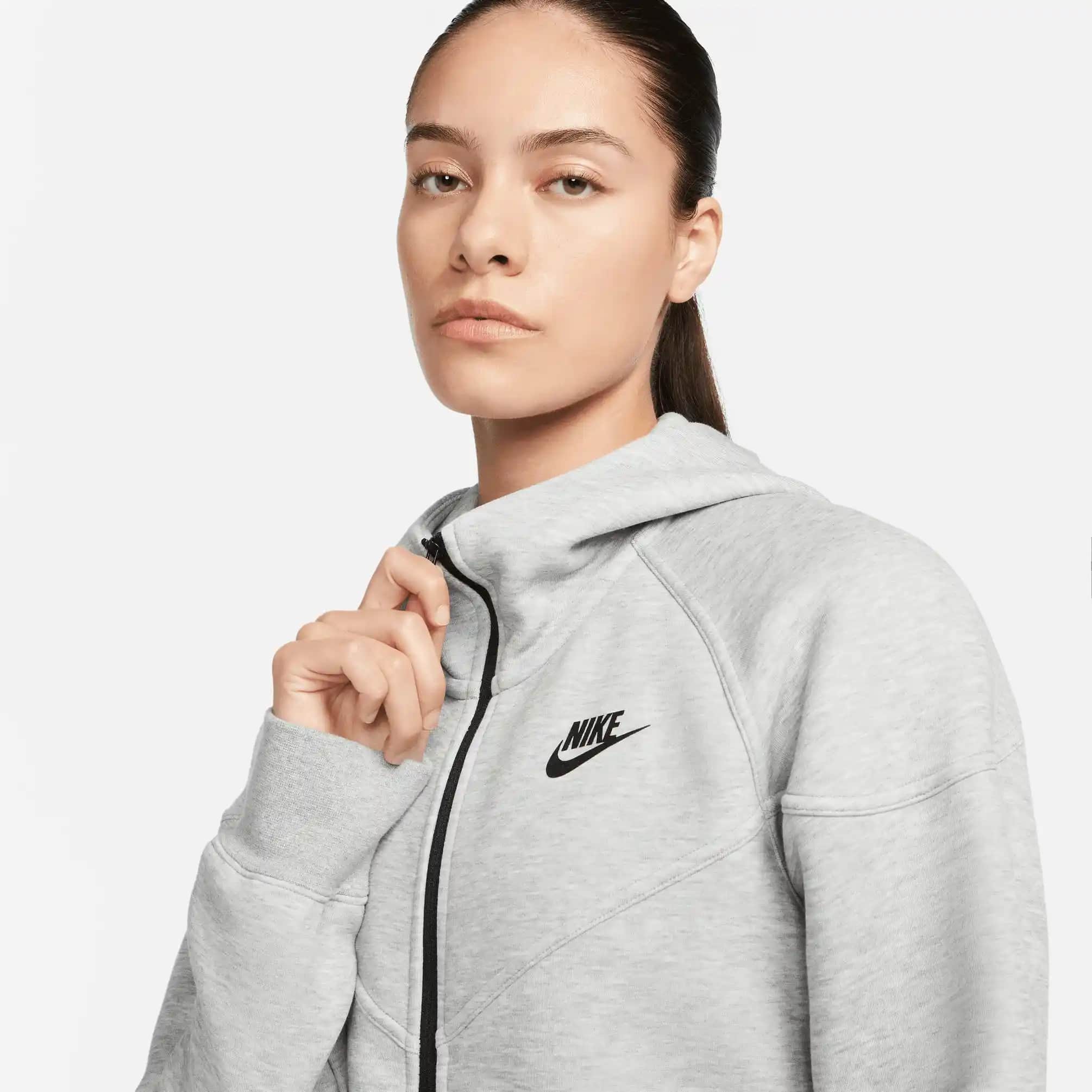 Nike Tech Fleece Eşofman Üstleri: Modern Tasarım ve Konforun Buluşması