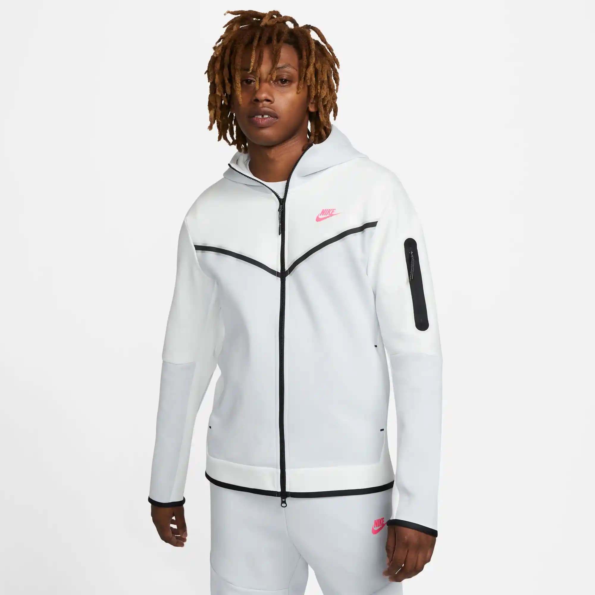 Nike Tech Fleece Eşofmanları: Günlük Konfor ve Şıklığın Modern Buluşması
