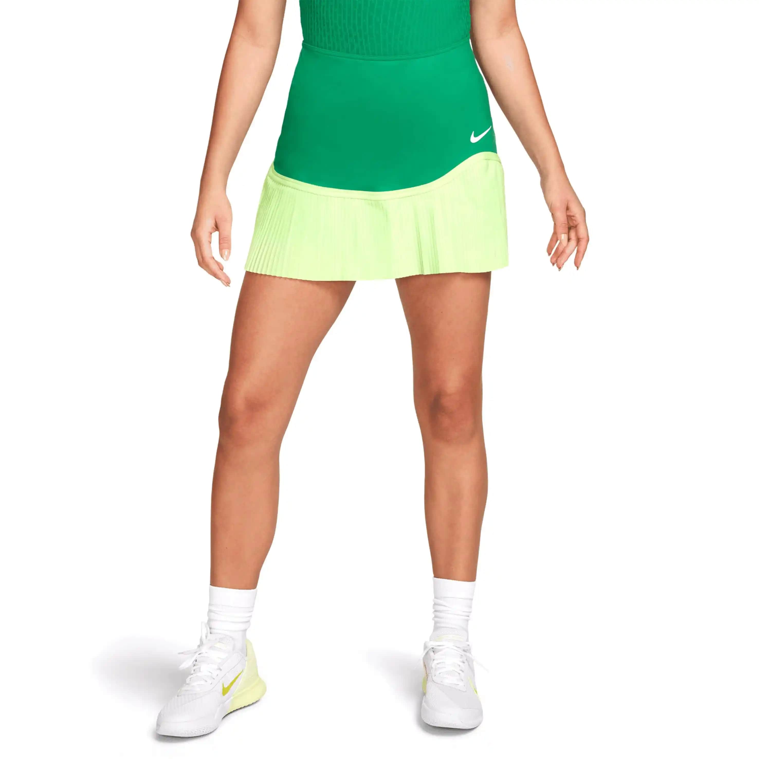 Nike Tenis Eteği: Spor ve Şıklığı Bir Arada Sunan Modern Tasarımlar