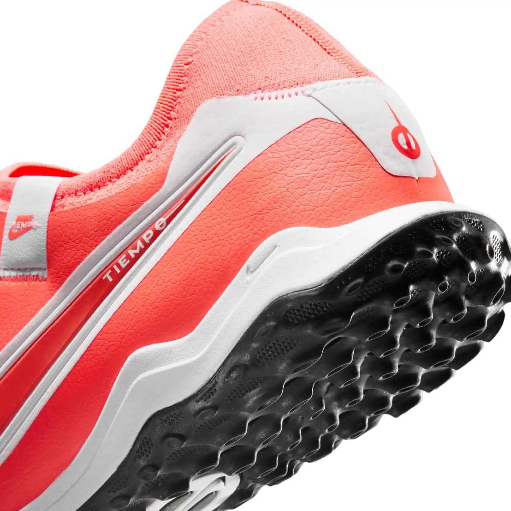 Nike Tiempo Turuncu: Performans ve Şıklığı Bir Arada Sunan Futbol Ayakkabıları