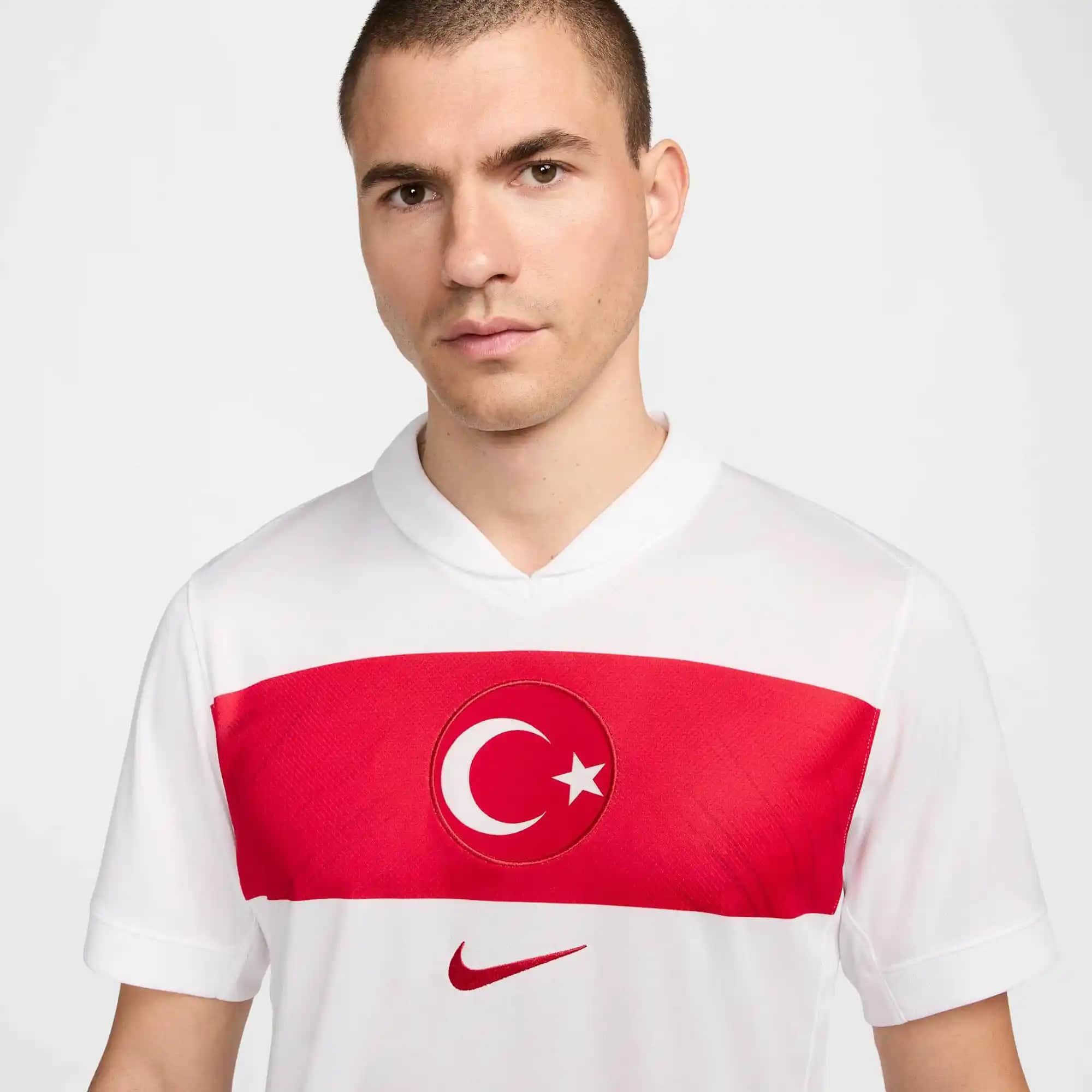 Nike Türkiye'de Ayakkabı ve Aksesuar Çeşitleriyle Günlük ve Spor Tarzınızı Yükseltin
