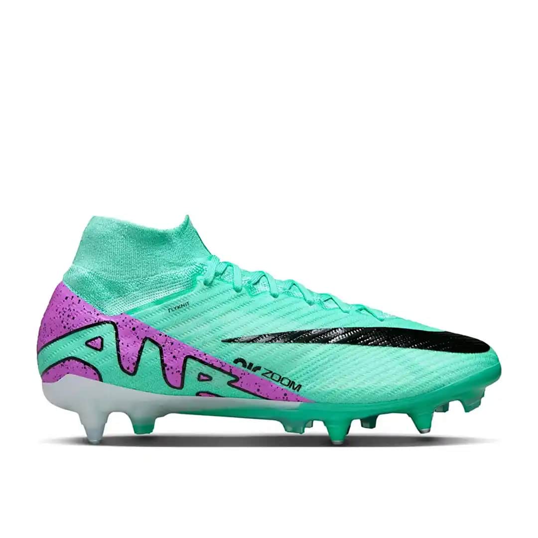 Nike Turkuaz Kramponlar: Performans ve Şıklığı Bir Arada Sunan Modern Futbol Ayakkabıları