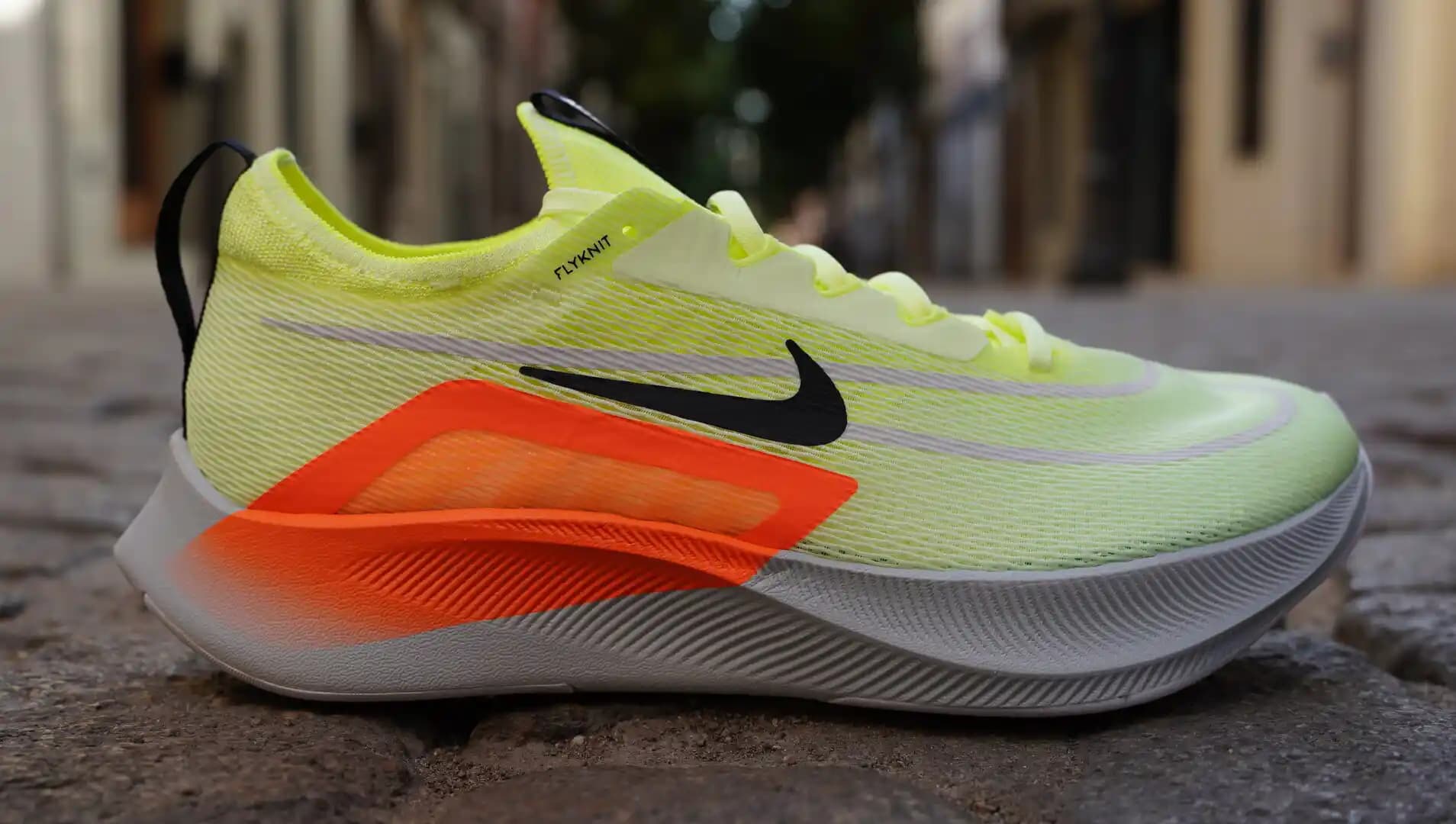 Nike Zoom Fly 4: Performans ve Şıklığın Modern Spor Ayakkabısı Özellikleri