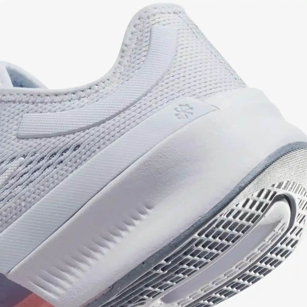 Nike Zoom Gri Ayakkabılar: Şıklık ve Performansı Bir Arada Sunan Modern Modeller