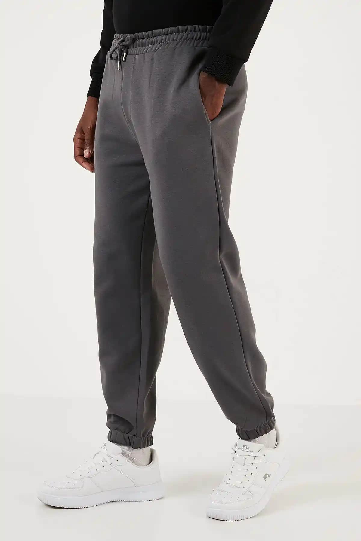 Normal Paça Eşofman Altı Nedir, Nasıl Kombinlenir ve Moda Trendleri