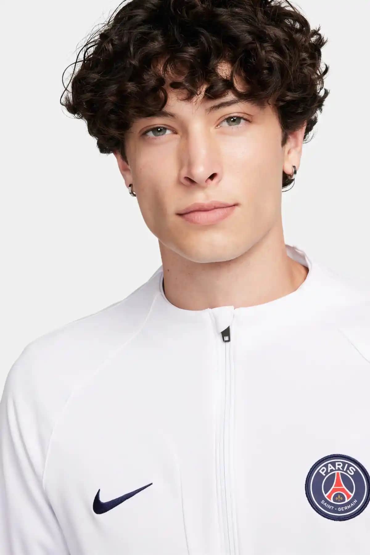 Paris Saint Germain Ceketleri ve Ayakkabı Aksesuarları ile Modern Şıklık ve Fonksiyonellik