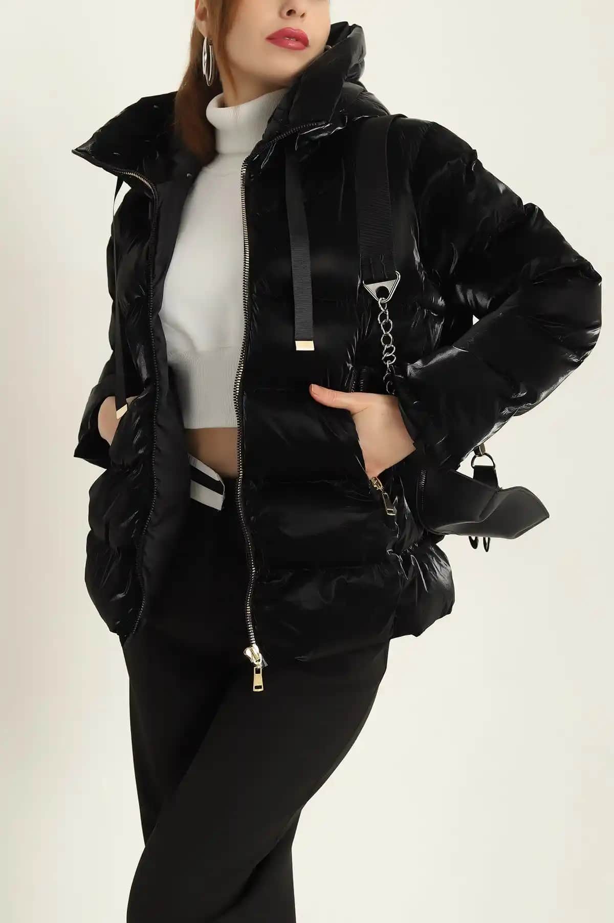 Parlak Bayan Montlar: Kış Şıklığı ve Fonksiyonelliğin Modern Buluşması