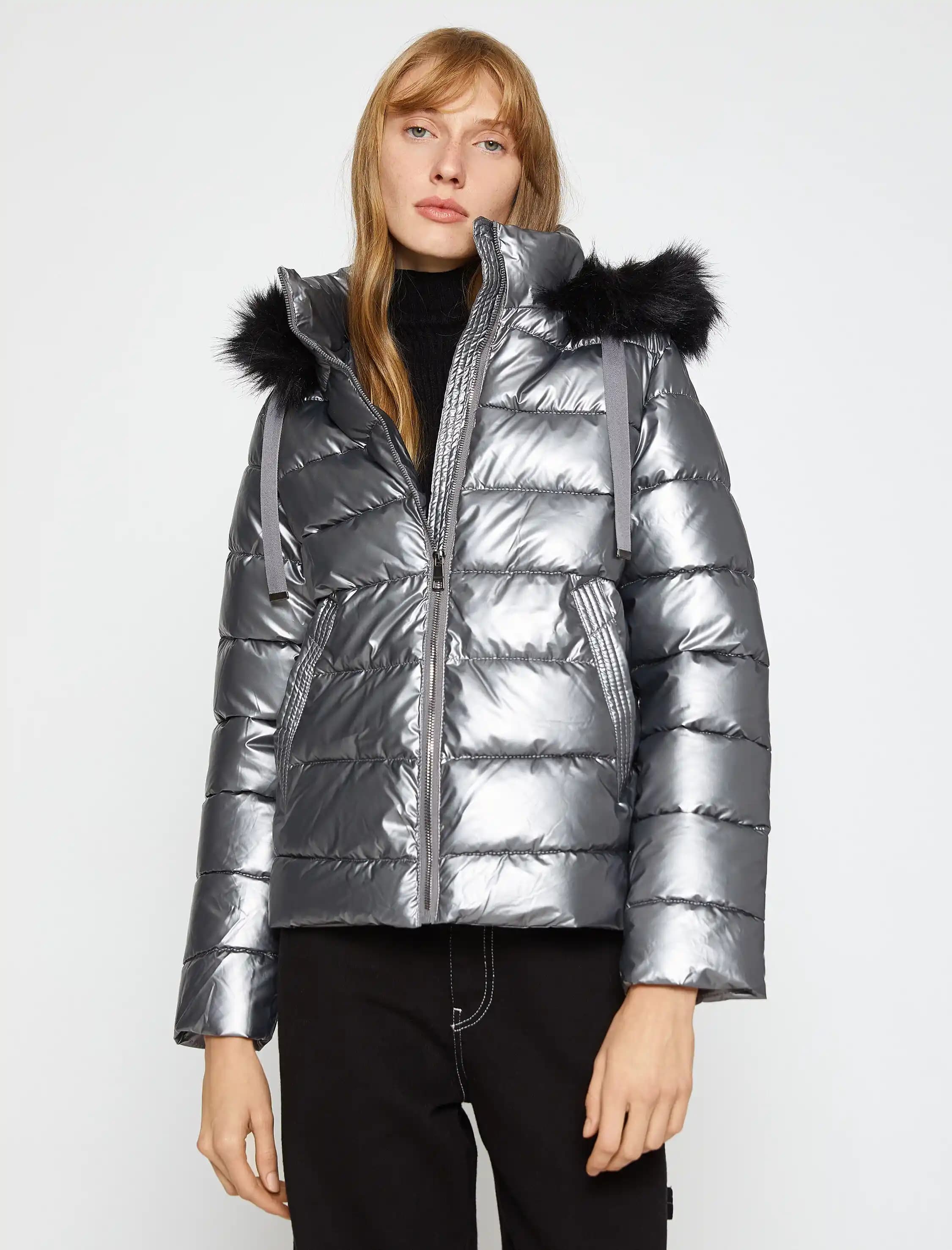 Parlak Şişme Mont Trendleri ve Moda ile İşlevselliğin Birlikteliği