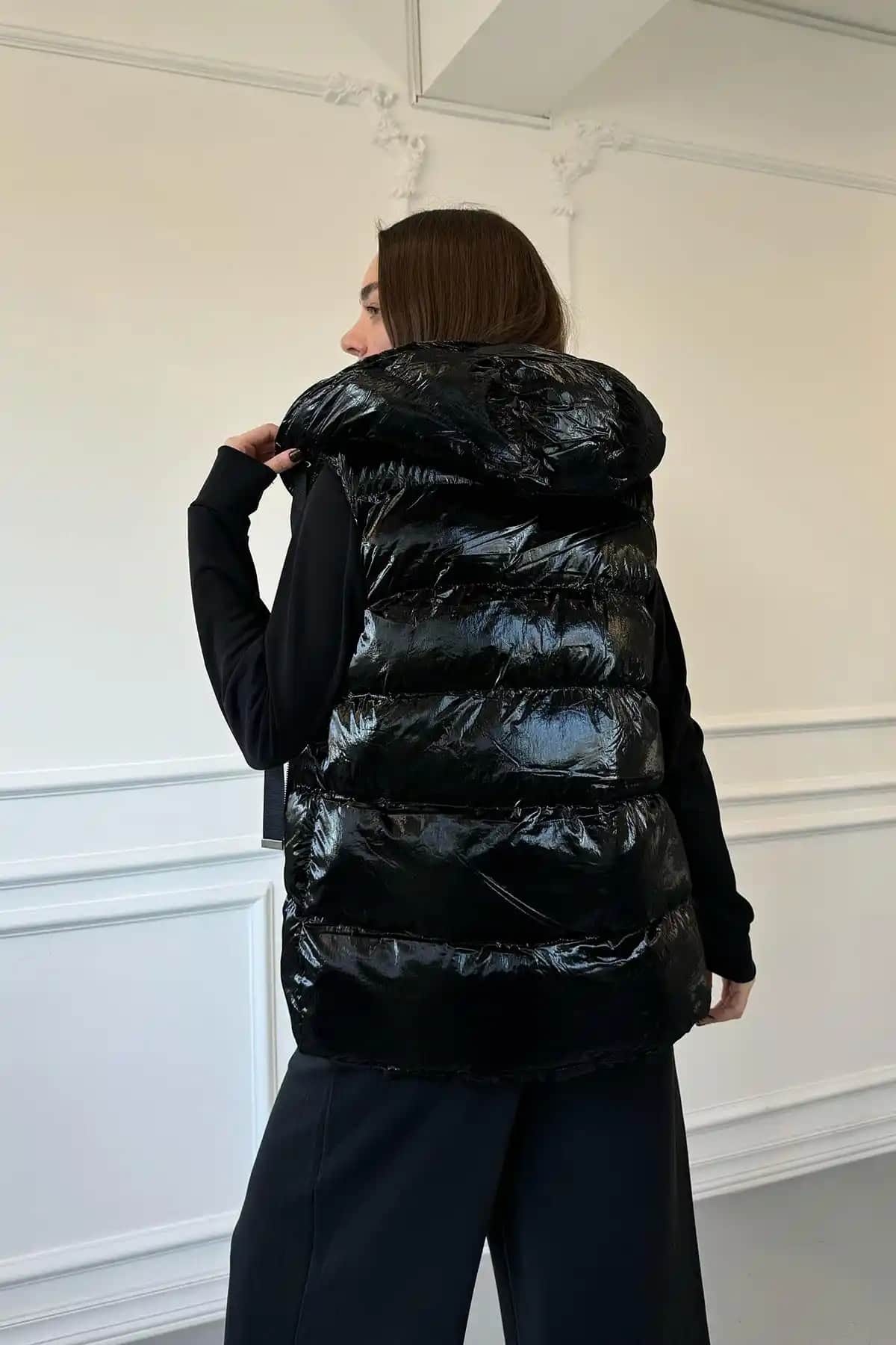 Parlak Siyah Yelek: Şıklık ve Fonksiyonelliğin Modern Moda Yansıması