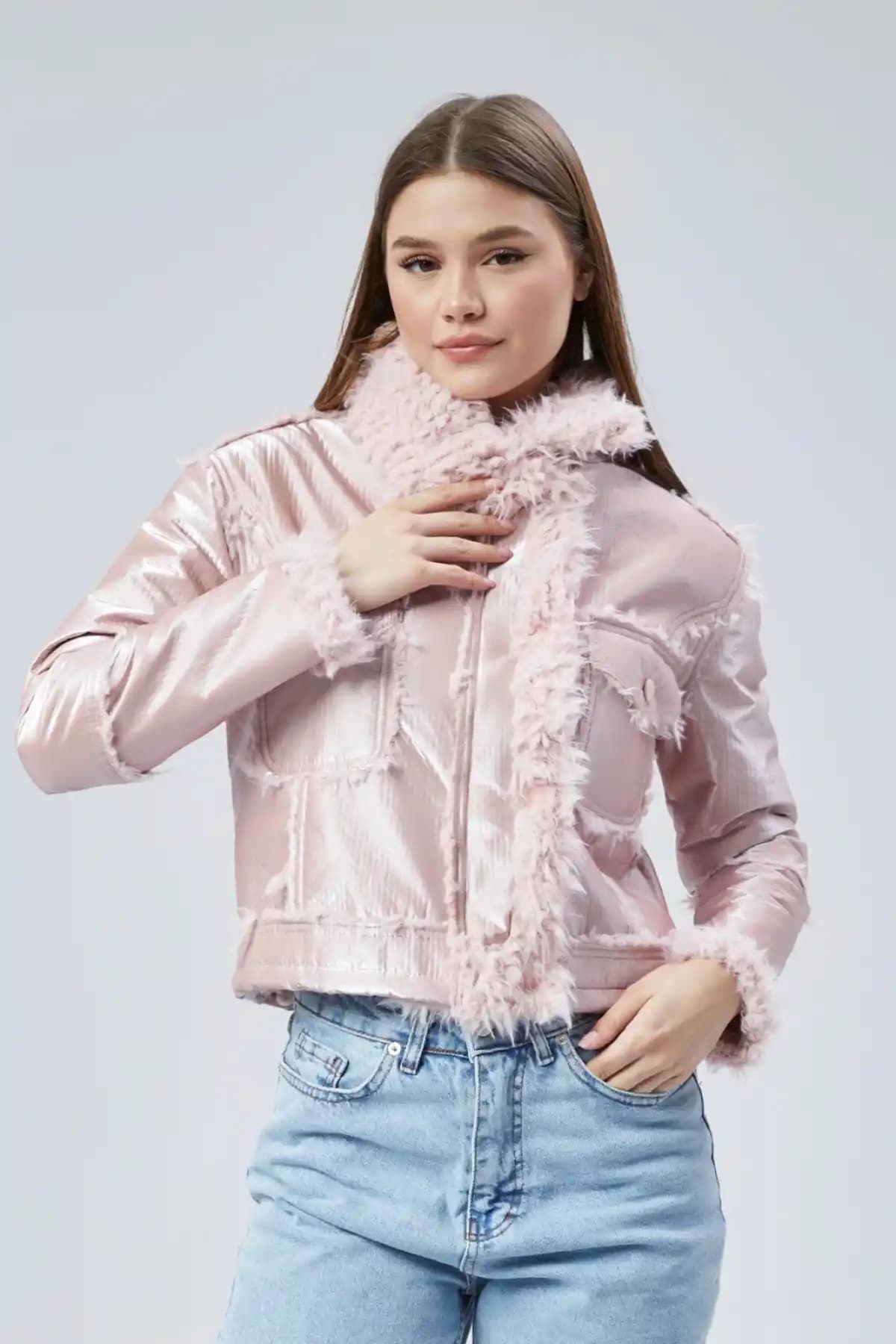 Pembe Kürklü Montlar: Şıklık ve Konforu Bir Arada Sunan Kış Modası Seçenekleri