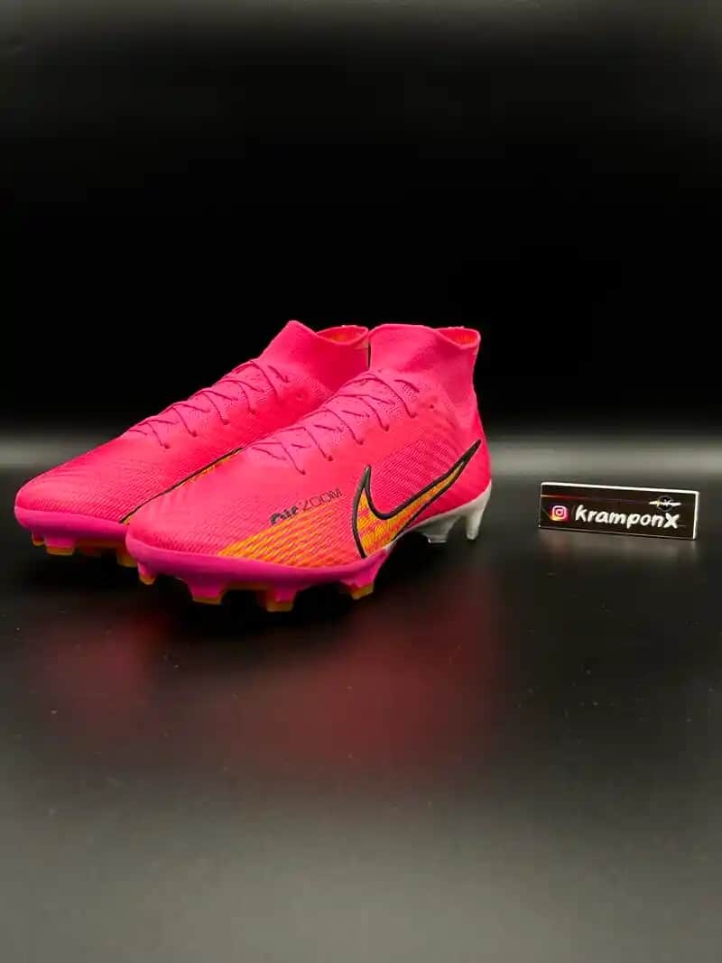 Pembe Mercurial Ayakkabılar: Renk ve Tarzın Modern Simgesi ve Moda Trendleri