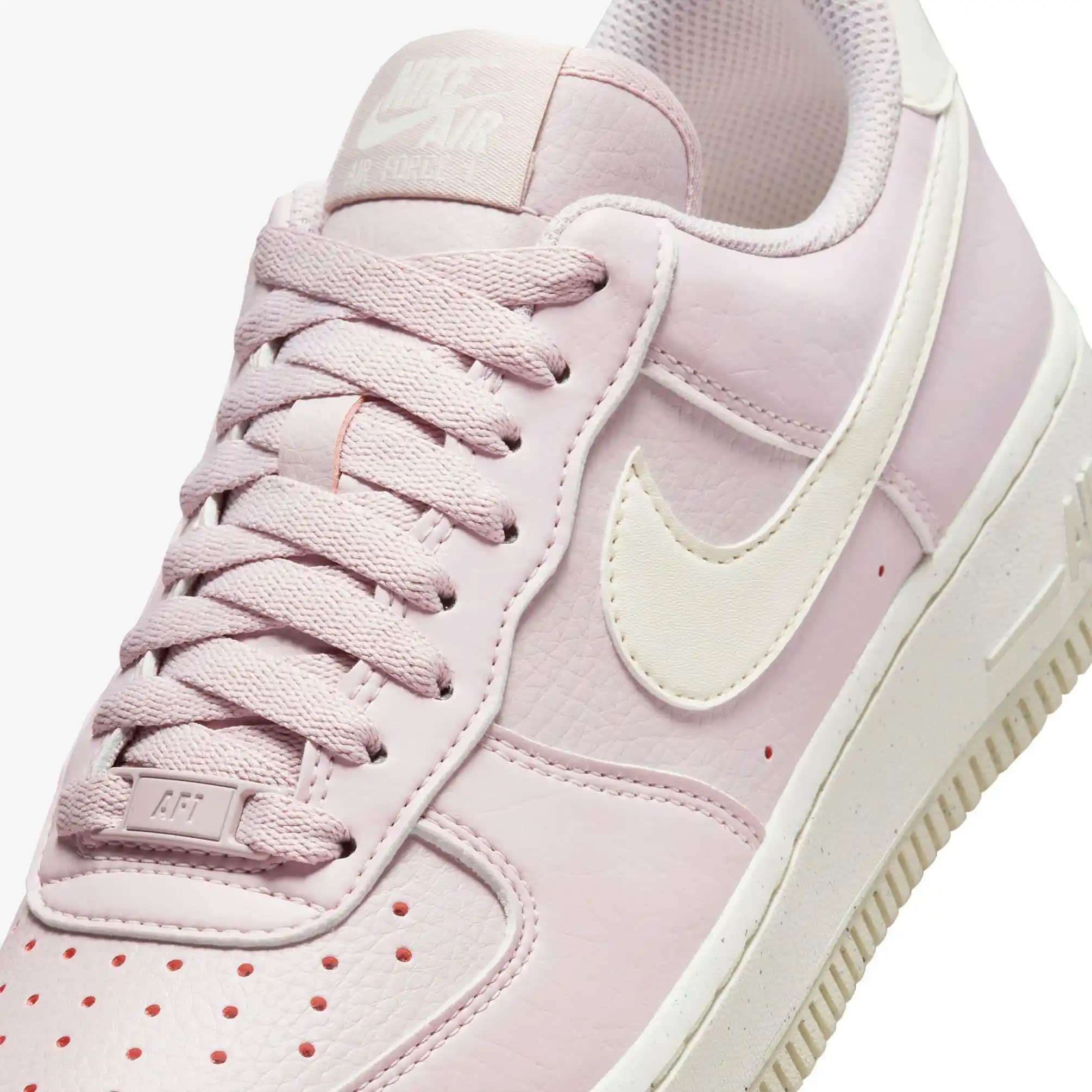 Pembe Nike Air Force 1 Modelleri ve Trendleri: Günlük Şıklık ve Konforun Buluşması