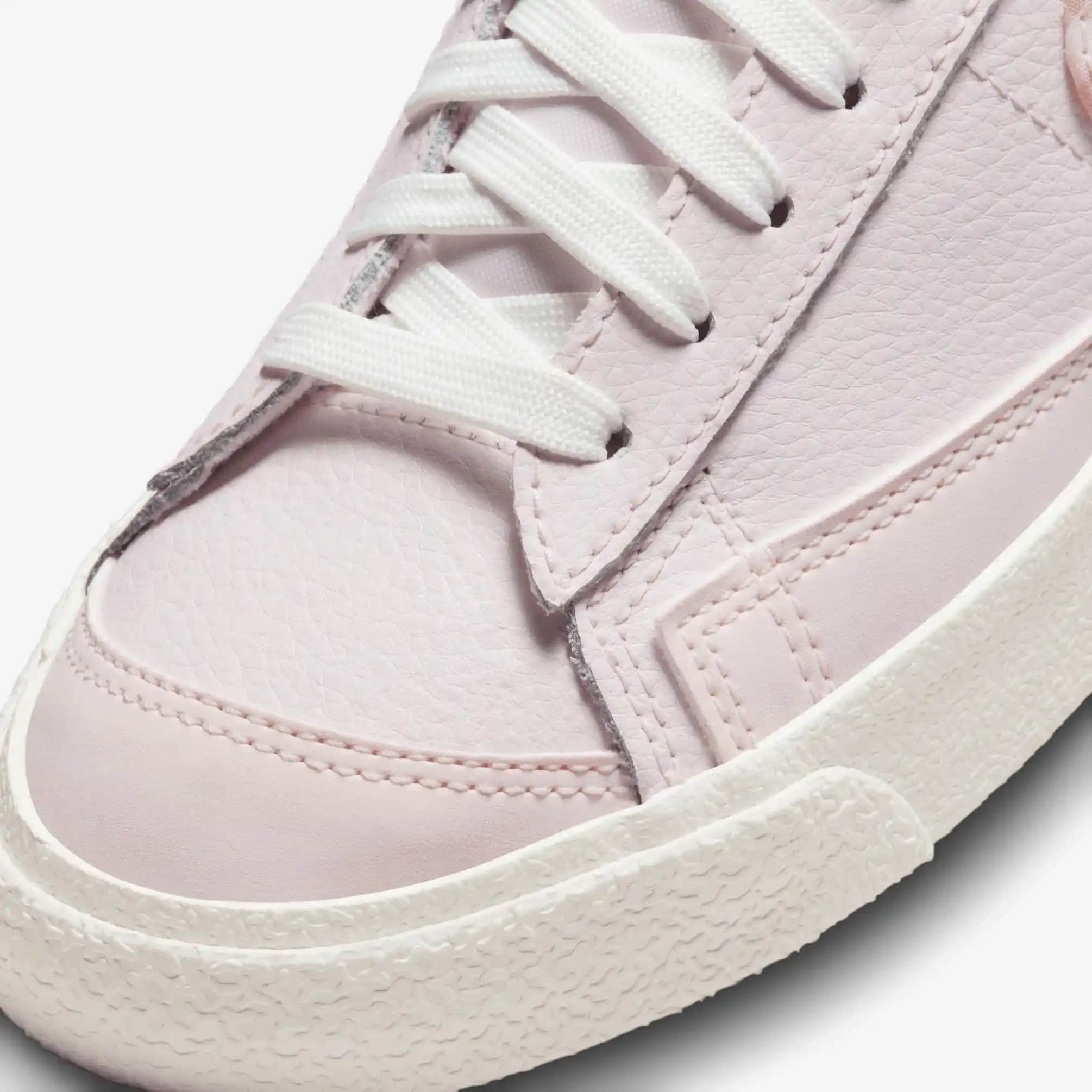 Pembe Nike Blazer: Moda ve Konforu Bir Arada Sunan Modern Ayakkabı Seçeneği