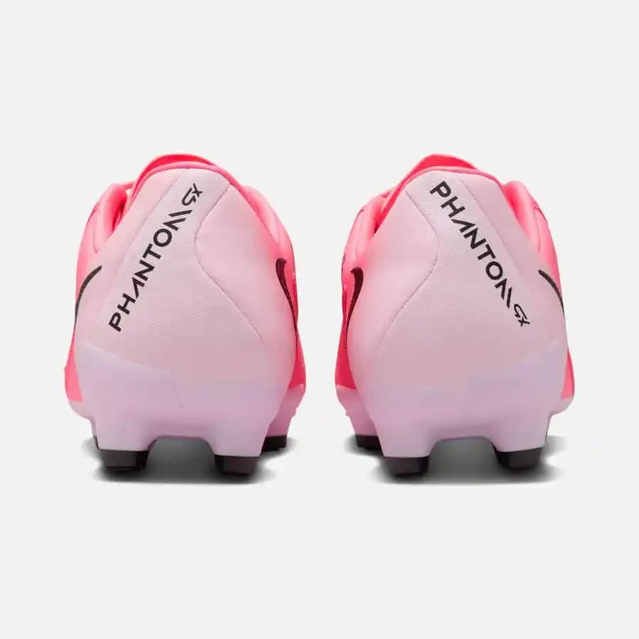 Pembe Phantom Futbol Ayakkabıları: Stil ve Performansın Mükemmel Buluşması