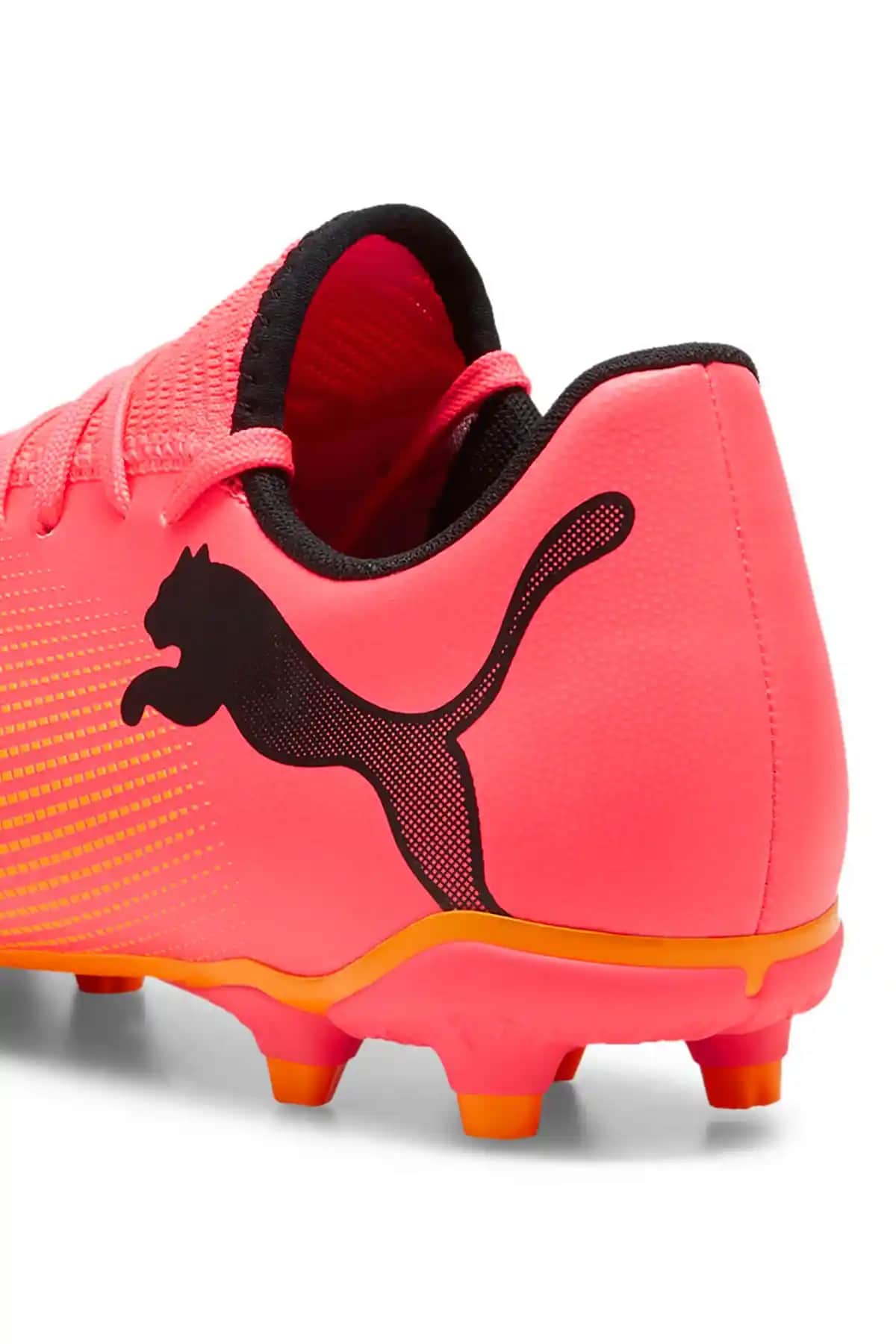 Pembe Puma Kramponlar: Performans ve Şıklığın Buluştuğu Futbol Ayakkabıları