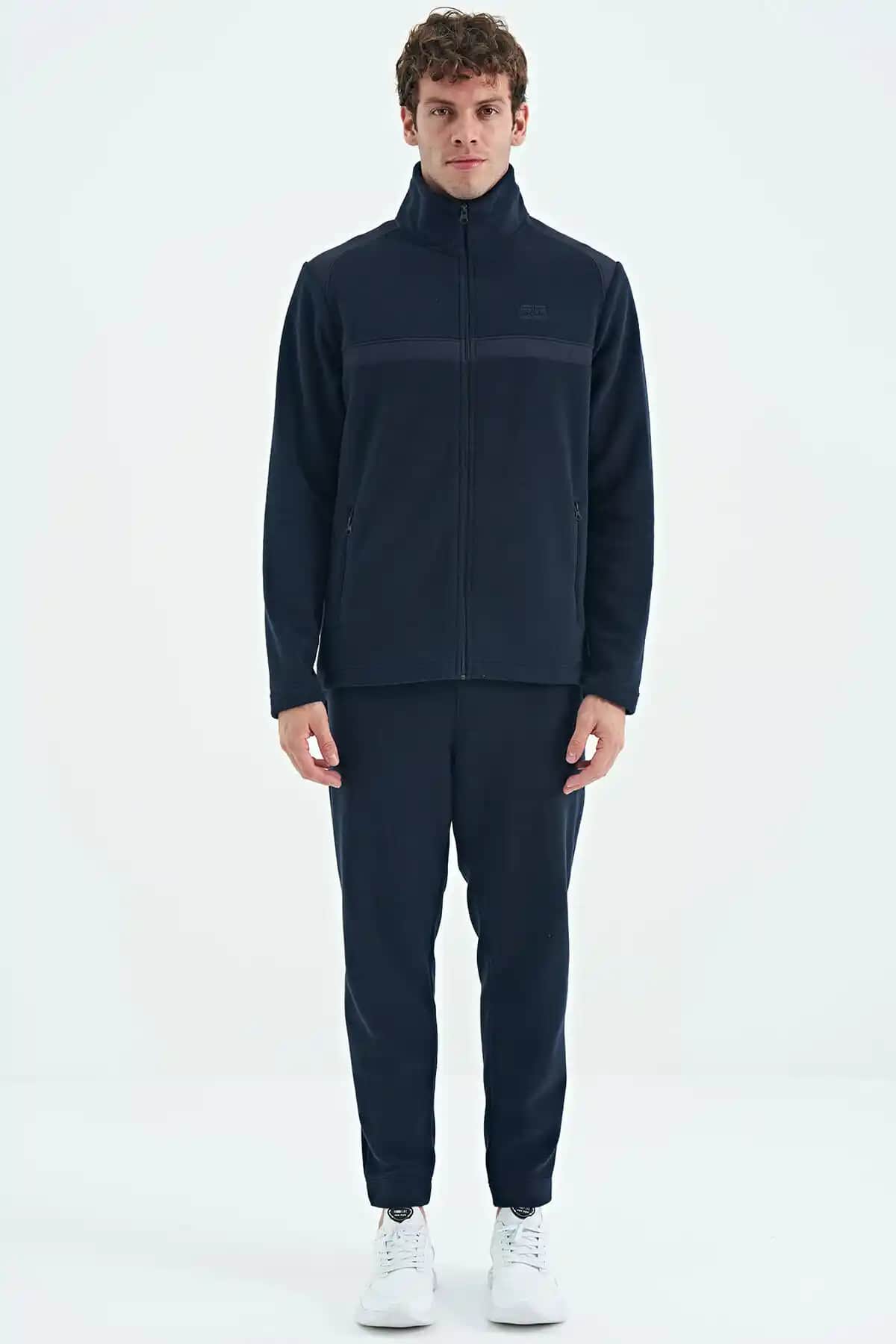 Polar Eşofman Seçimi ve Bakımı: Kış Aylarında Rahat ve Sıcak Kalmanın Yolları