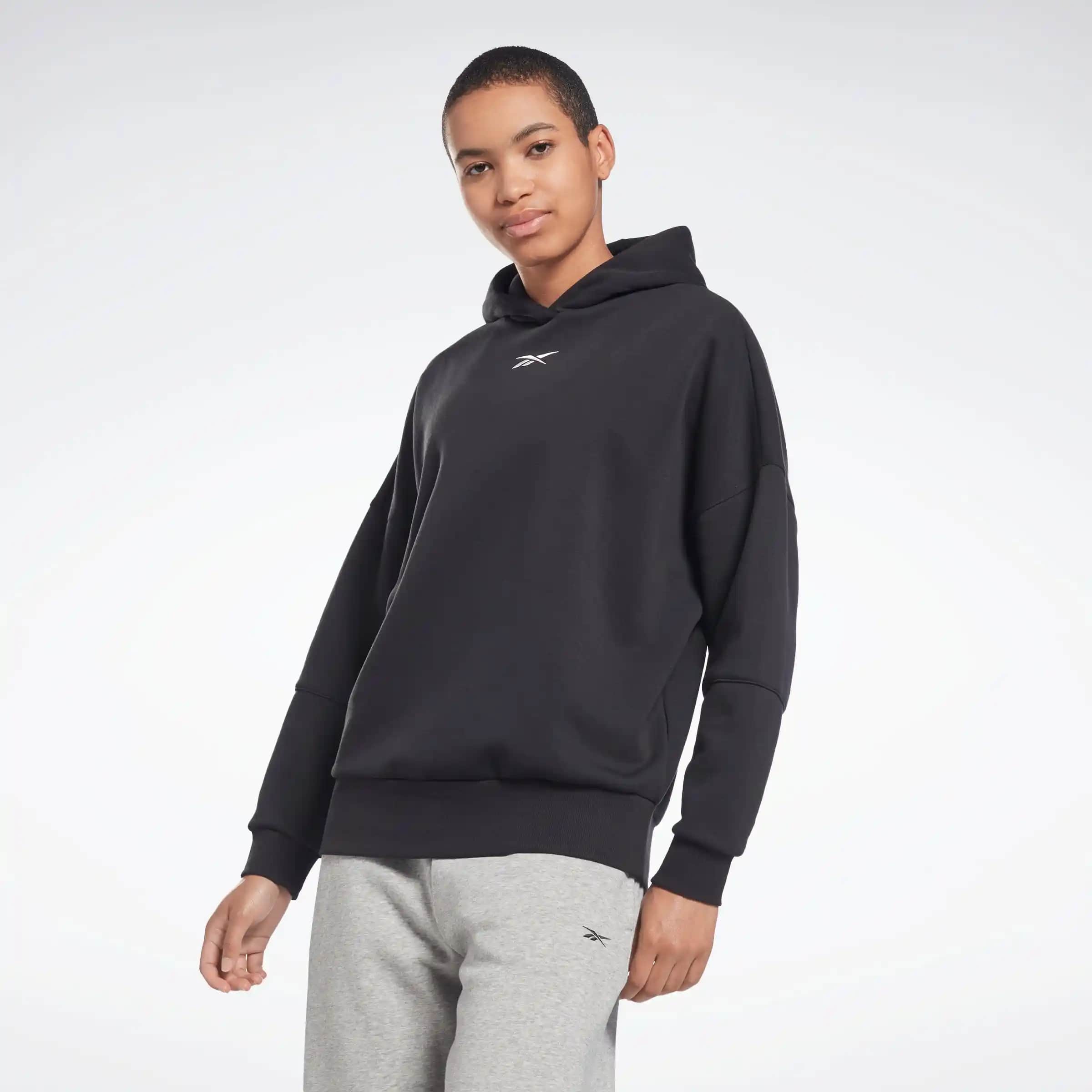 Reebok hoodie modelleriyle spor şıklığını ve konforu bir arada yakalayın