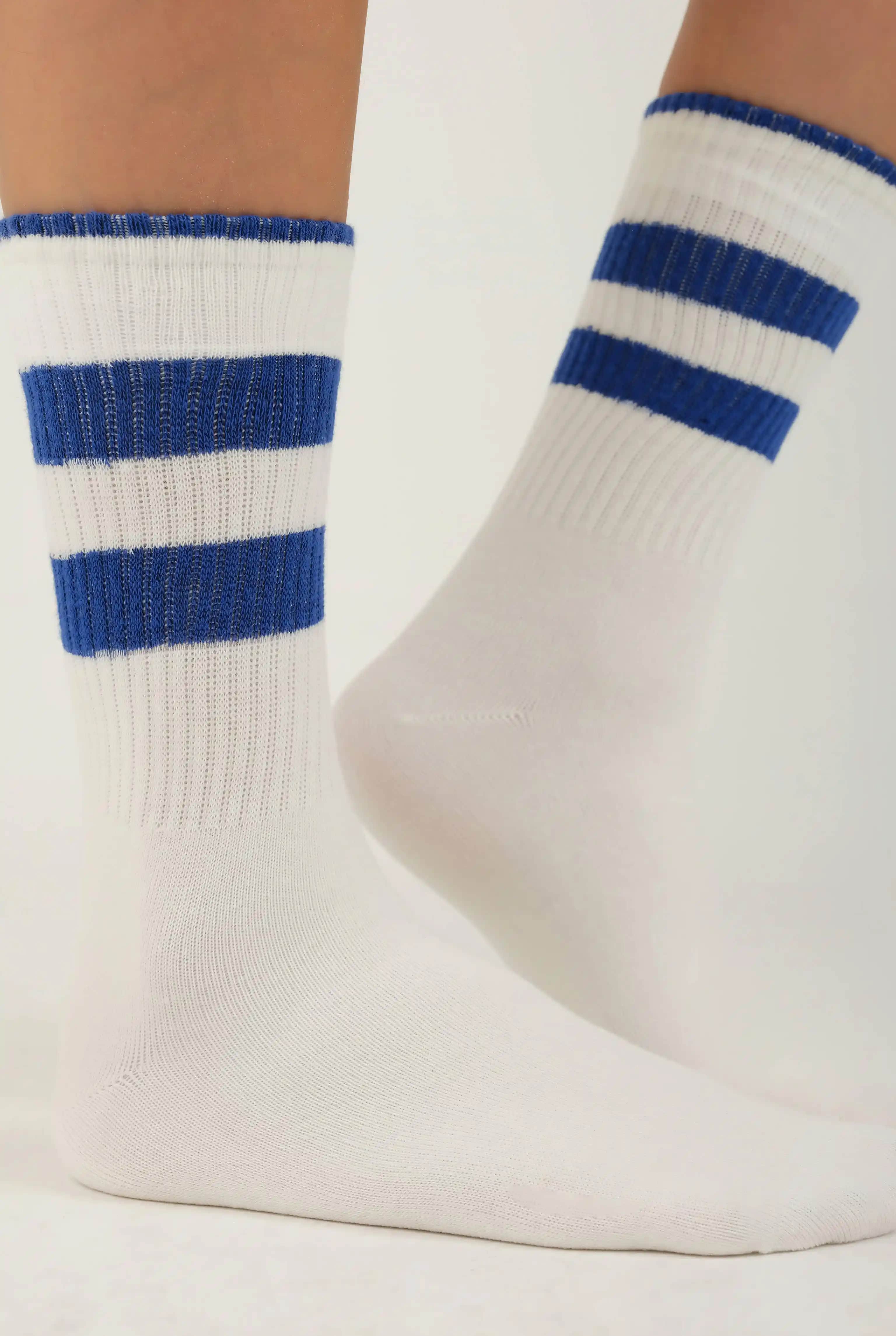 Saks Çoraplar: Ayakkabı ve Aksesuar Dünyasında Konfor ve Şıklığın Buluştuğu Nokta