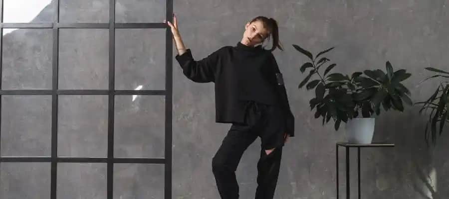 Şapkasız Sweatshirtler: Rahatlık ve Şıklığın Modern Giyim Trendleri