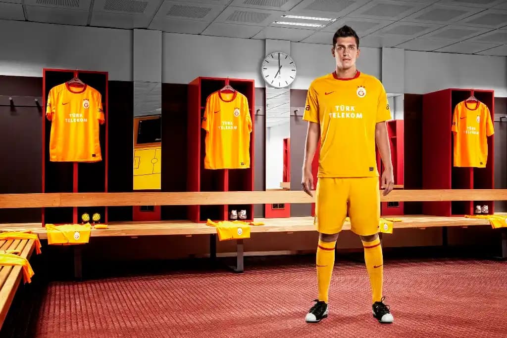 Sarı Renk ve Galatasaray Forması: Spor ve Moda Dünyasında Enerji ve Tutku