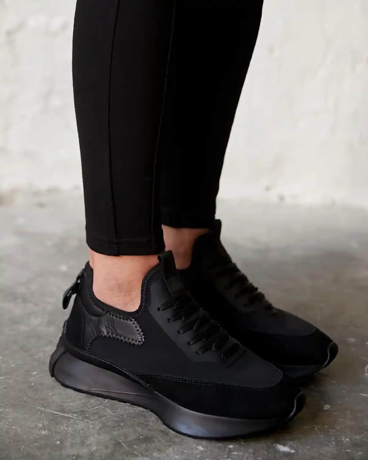 Simsiyah Converse Ayakkabılarının Stil ve Çok Yönlülük Özellikleri