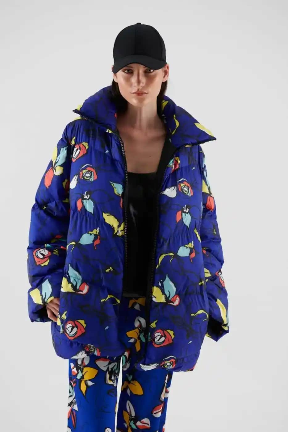 Şisme Mont ve Ayakkabı Kombinasyonlarıyla Güncel ve Konforlu Moda Tercihleri