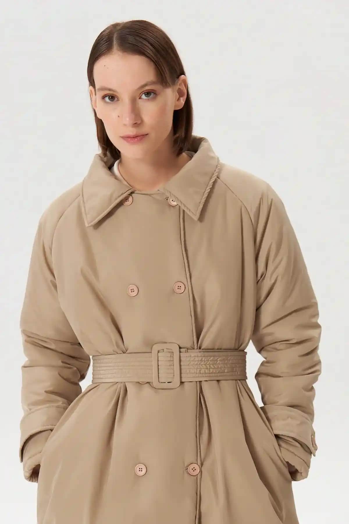 Şişme Trençkotlar: Modern Tasarım ve Konforun Buluştuğu Güncel Moda Seçeneği