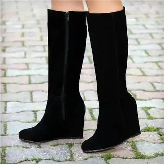 Siyah Ayakkabılar ve Moda Dünyasındaki Yeri: Stil ve İşlevsellik Analizi