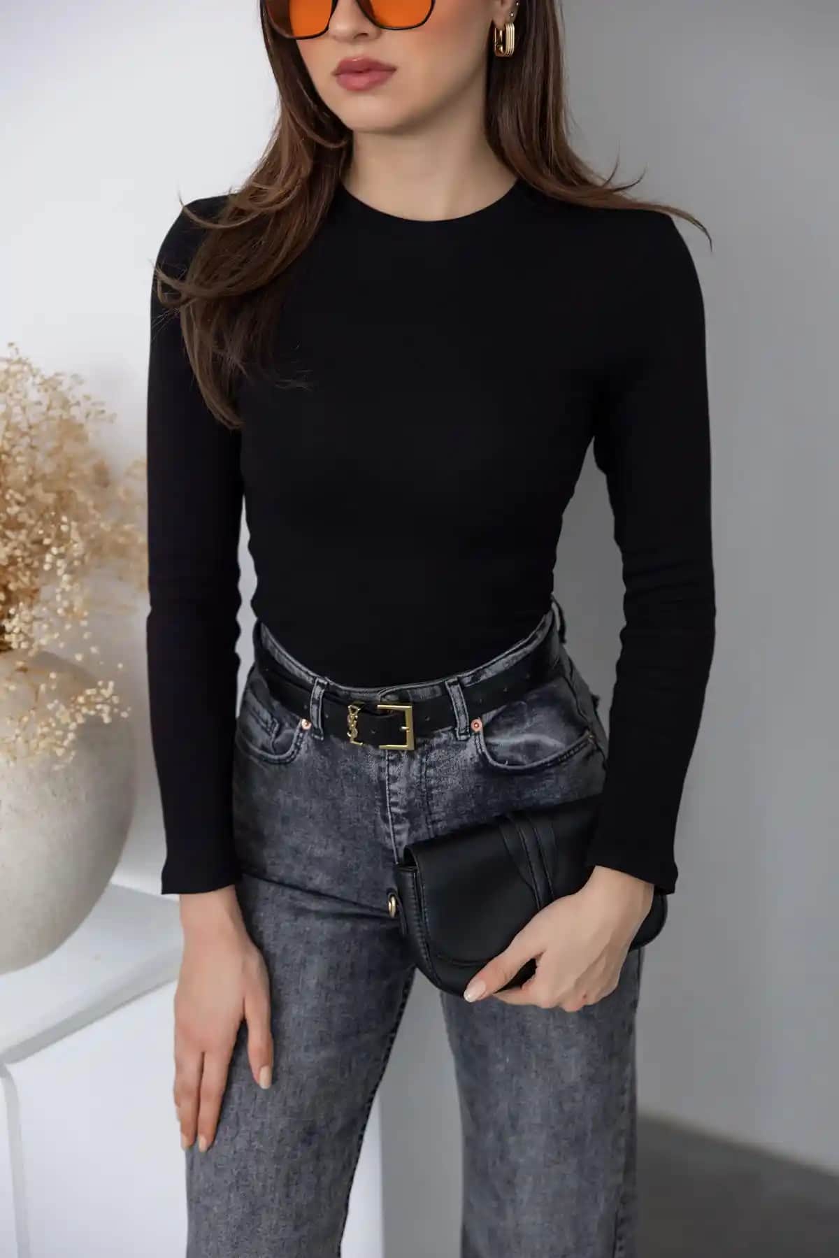 Siyah Bluz ve Ayakkabı Aksesuarlarıyla Şıklık Yaratmanın Yolları