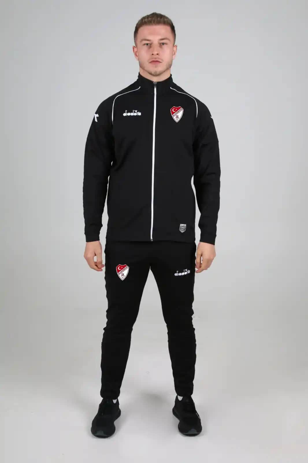 Siyah Eşofman Takımıyla Günlük ve Spor Şıklığını Yaratmanın Yolları