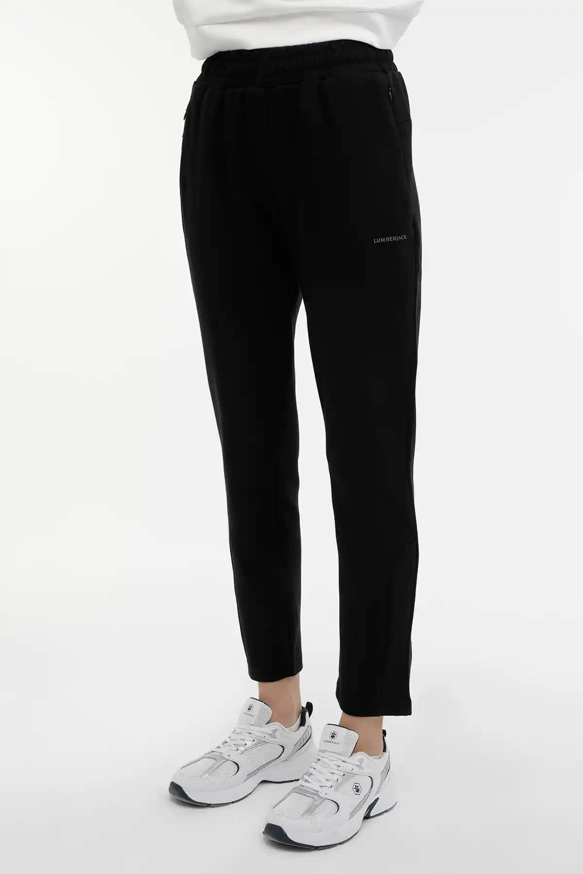 Siyah Eşofman ve Ayakkabı Aksesuarlarıyla Tarzınızı Tamamlayan Kombinler